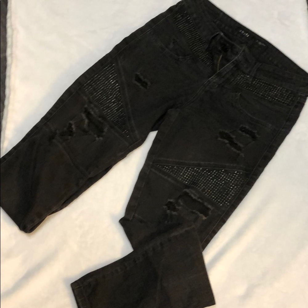 Distressed skinny jeans